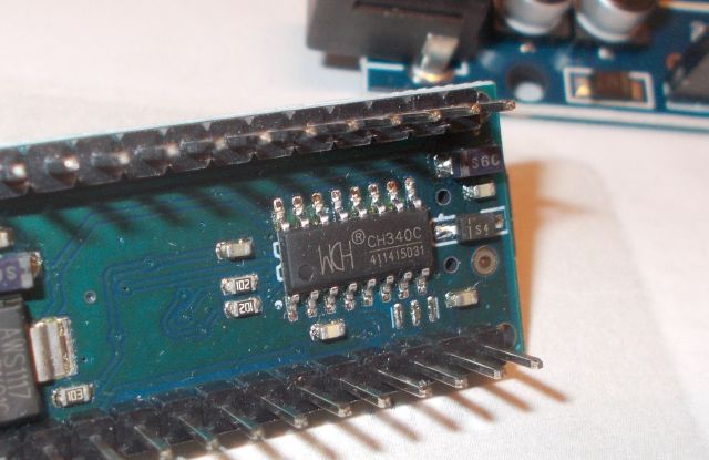 CH340C chip egy Arduino-klón áramköri lapján, SOIC-16 SMD tokozásban.