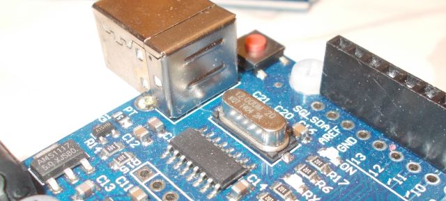 Arduino-klón áramköri lapja USB-csatlakozóval és vélelmezhetően hamis CH340C chippel