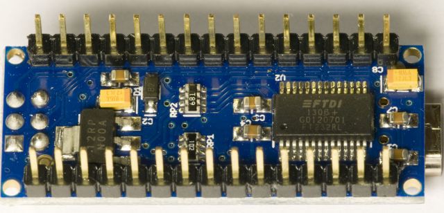 Hamisított USB illesztő chipek: a technológiai csalás új szintje - Cseh Robert / TavIR Egy elektronikai áramkör közelképe, amelyen több csatlakozó, ellenállás, kondenzátor és egy hamis FTDI FT232RL chip található.