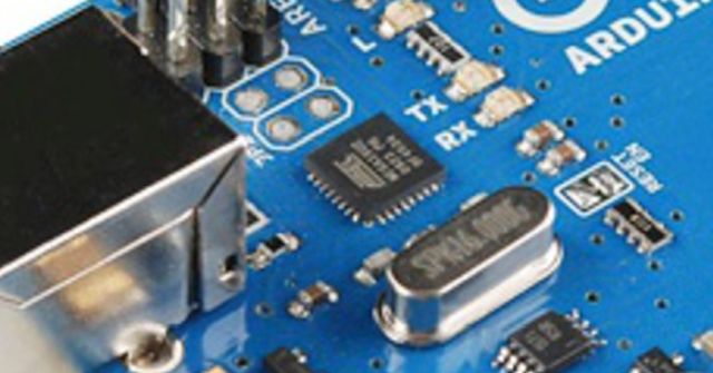 Hamisított USB illesztő chipek: a technológiai csalás új szintje - Cseh Robert / TavIR Egy Arduino alaplap részlete, amelyen látható a központban az ATMega16U2 illesztőchip
