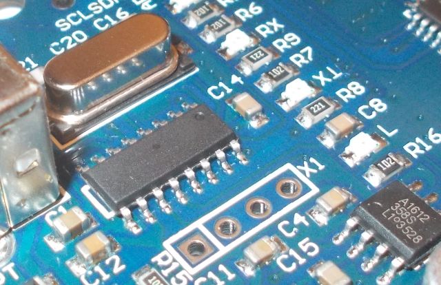 Hamisított USB illesztő chipek: a technológiai csalás új szintje - Cseh Robert / TavIR Egy elektronikai áramkör közelképe, amelyen egy kvarckristály, ellenállások, kondenzátorok és egy chip található, amely CH340 tokban FT232RL chipeként van jelölve.