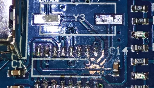 Hamisított USB illesztő chipek: a technológiai csalás új szintje - Cseh Robert / TavIR Nyomtatott áramköri lap, amelyről a SOIC-16 tokozású USB-illesztő chipet eltávolították; a