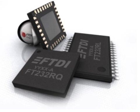 Hamisított USB illesztő chipek: a technológiai csalás új szintje - Cseh Robert / TavIR FTDI által gyártott FT232 sorozatú USB-soros átalakító chipek (FT232RL és FT232RQ) makrófotója, amelyeken a gyártói logó és a típusjelölések jól láthatók. A háttérben egy másik, QFN tokozású chip is látszik, amely az FTDI márkajelzést viseli.