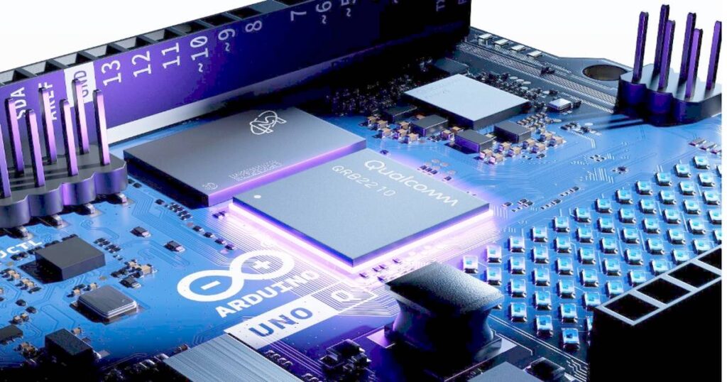 Egy futurisztikus megvilágítású Arduino UNO Q fejlesztőlap, középpontban egy Qualcomm QRB2210 chip, kék alaplapon mikrokontrolleres és IoT-alkalmazásokhoz optimalizált alkatrészekkel. AI és IoT fejlesztésekhez készült hardver.