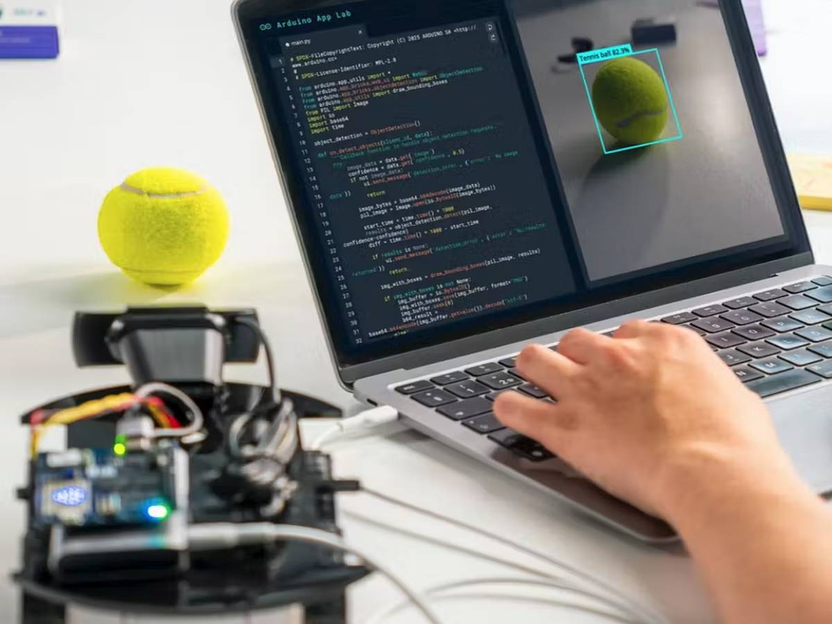 Laptopon futó gépi látás alkalmazás Arduino-val, amely egy teniszlabdát azonosít valós időben. AI-alapú objektumfelismerés és mikrokontrolleres projekt fejlesztés közben. - App Lab , Arduino UNO Q