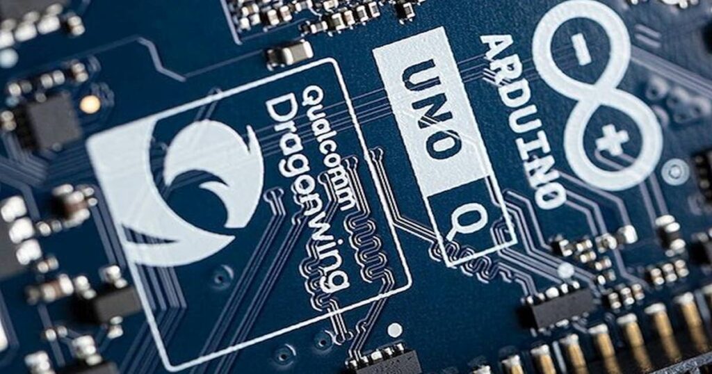 Közelkép egy Arduino UNO Q mikrokontroller panelről, amelyen jól látható a Qualcomm Dragonwing logó és a nyomtatott áramkörök részletei. AI-alapú beágyazott rendszerekhez és prototípusfejlesztéshez ideális.