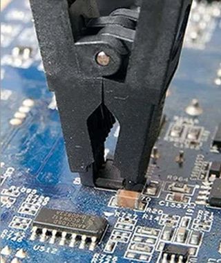 SOIC8 tesztcsipesz egy flash memóriachipre csatlakoztatva nyákon, közvetlen programozáshoz vagy dumpoláshoz.