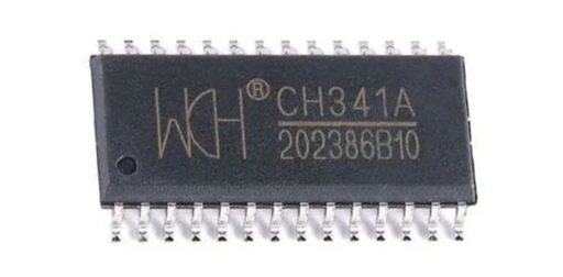 A CH341A típusú, 28 lábú USB-soros átalakító chip közeli képe, mikrokontrolleres kommunikációhoz és programozáshoz.
