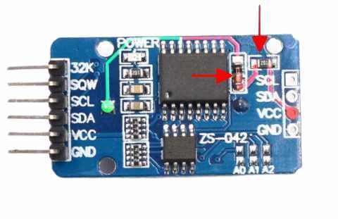 A töltés és a CR2032 póttáp útvonala