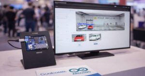 Egy kiállításon látható Arduino fejlesztőpanel csatlakoztatva egy számítógéphez, amelyen az Edge Impulse gépi tanulási platform fut, valós idejű objektumfelismeréssel.